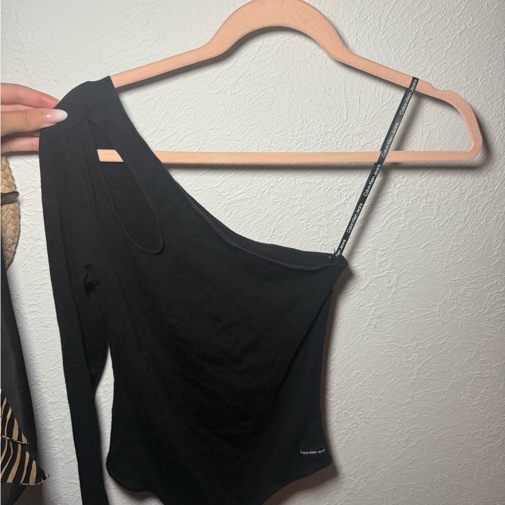 One-Shoulder Black Women's Top with Asymmetric Sleeve